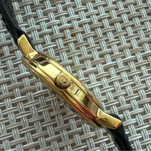 Gucci Vintage 1995 Gold and Black Leather Watch - Picture 8 of 13